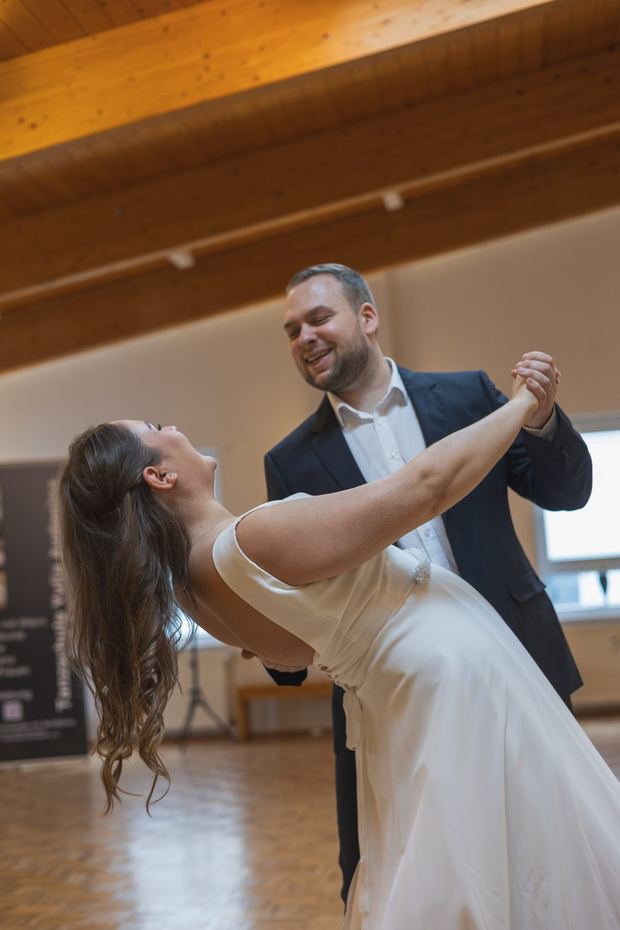 Tanzpaar in Drehung, festliche Stimmung beim Hochzeitstanz-Training