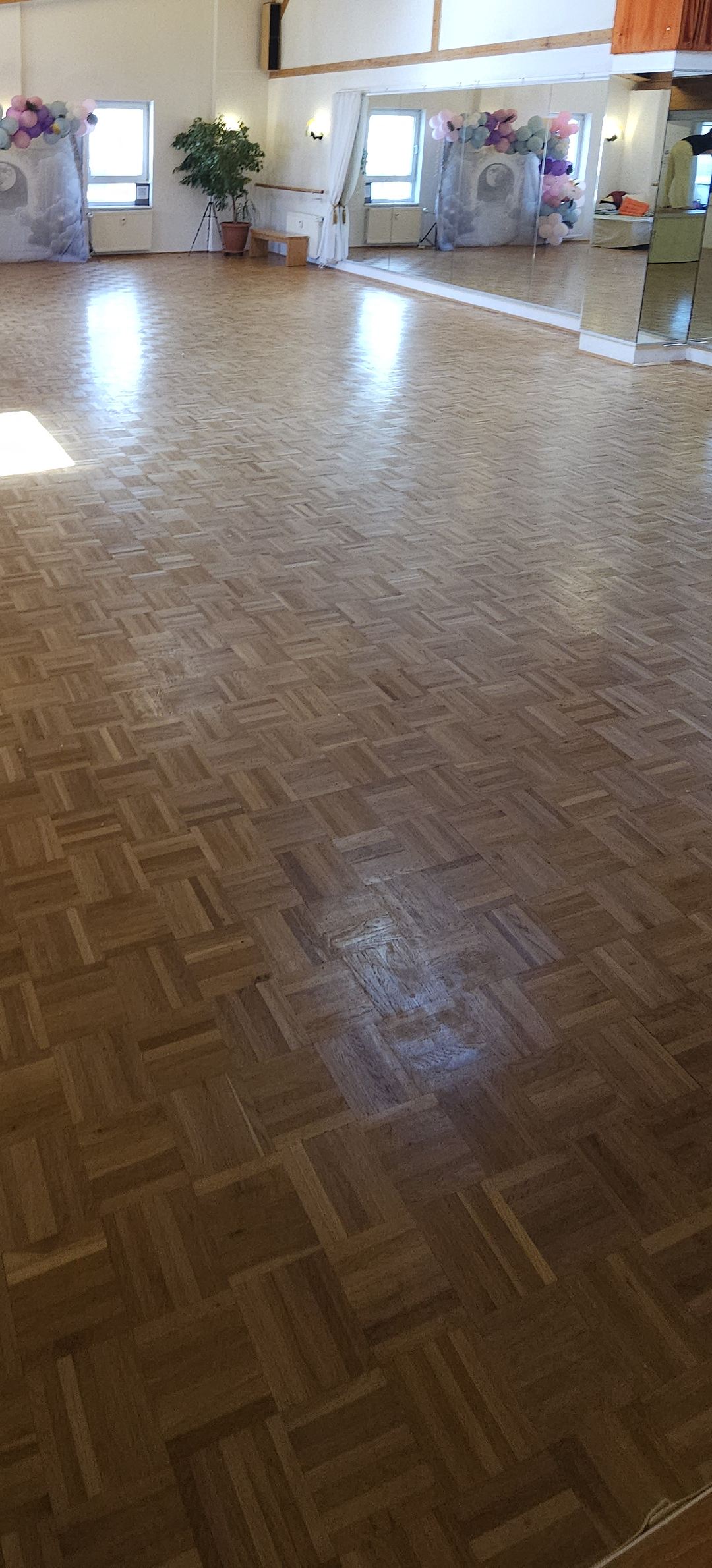 Gelenkschonendes Mosaikparkett im Tanzsaal Nürnberg, dahinter die Spiegelwand