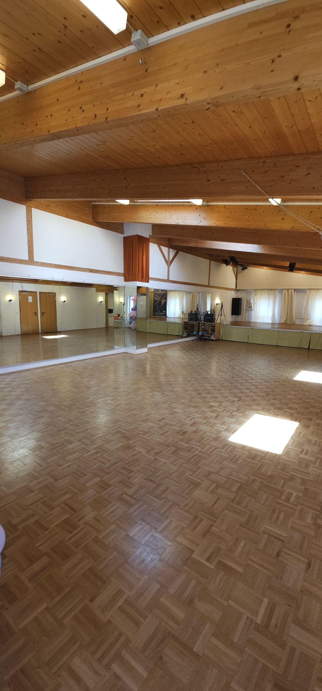 Bühne mit Licht- und Musikanlage im Tanzsaal Nürnberg, daneben die Spiegelwand