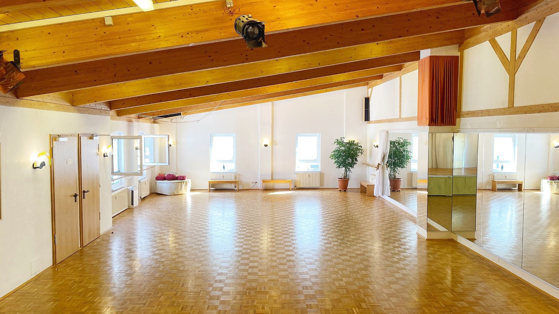 Tanzsaal in Nürnberg zur Miete – 140 m² Parkettboden, Spiegelwand und Holzbalkendecke